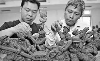 弘美雕塑薛小飛與趙恩民創作抗震救災泥塑作品
