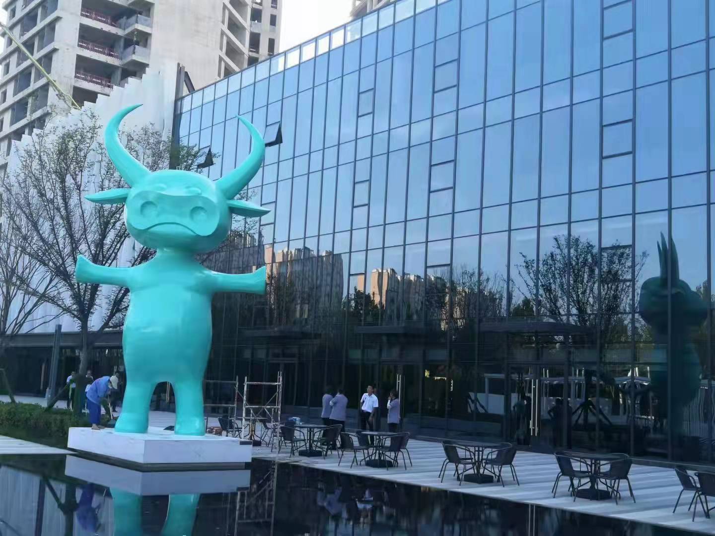 安陽IFC金融中心不銹鋼創意雕塑牛