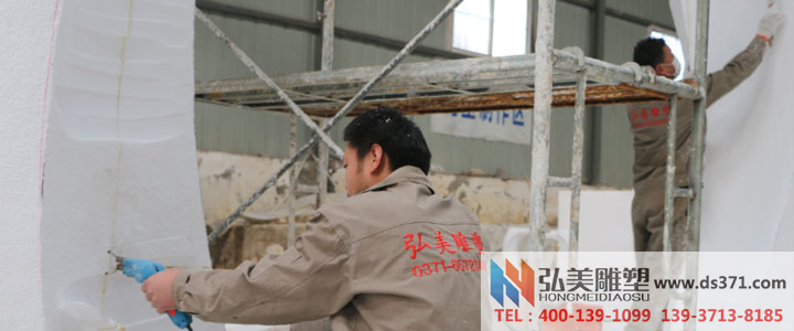 弘美雕塑員工對雕塑細節進行刻畫