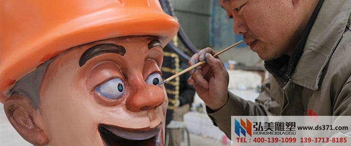 弘美雕塑專(zhuān)業(yè)人員正在給雕塑上色