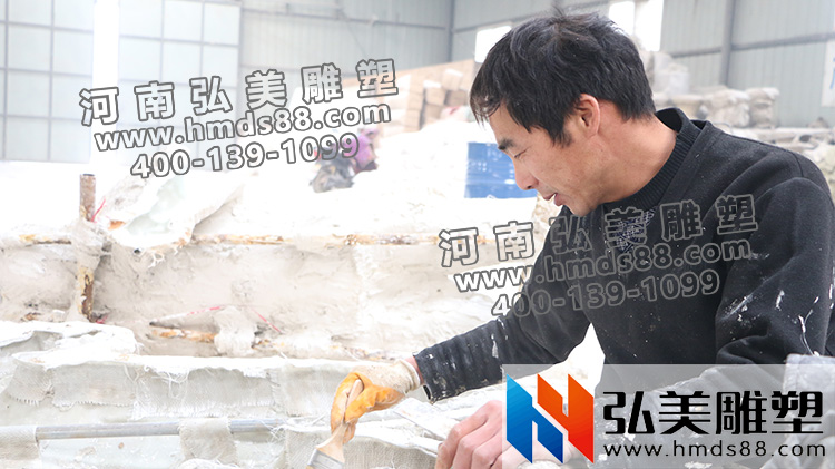 通過手糊方法，玻璃鋼模具脫模平攤用樹脂填充鋪放玻璃纖維和方格麻布、更具韌性