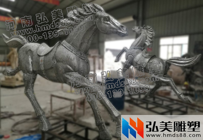 用特質(zhì)膠組合成整體，4-8遍表面打磨、噴漆，保持光滑度和色彩度，底部用鋼架固定
