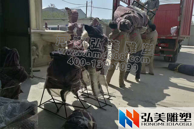 弘美雕塑廠家師傅協力運輸